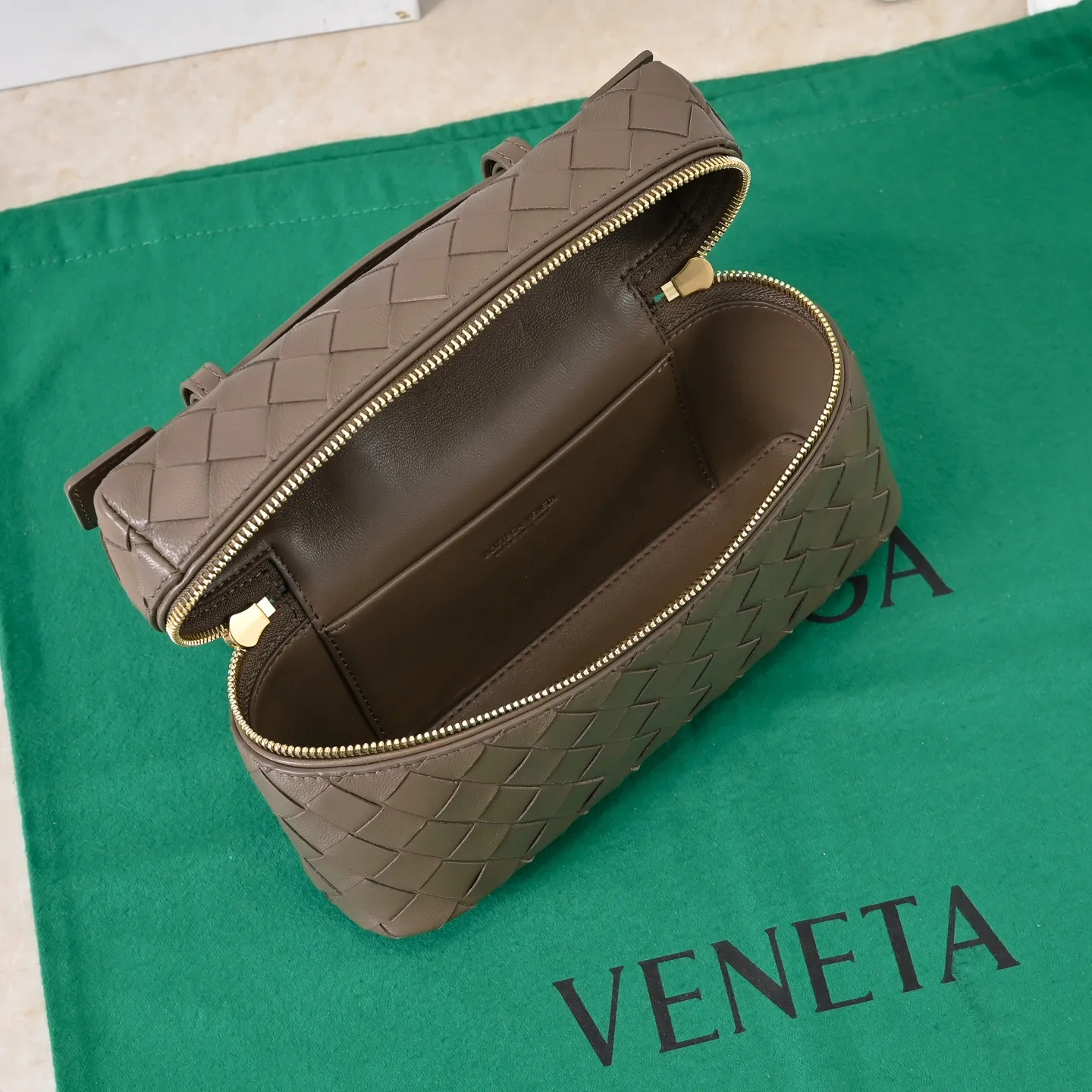 Batch 1360 Bottega Veneta 24 spring and summer woven zipper crossbody bag. A crossbody bag that can be used as a cosmetic bag. The exquisite weaving and compact body are an indispensable accessory for the upcoming summer. The double zipper also better protects the bag. It has a large capacity. If you like it, don’t miss it. Style number: 9109 Size: 22*12.5*5cm